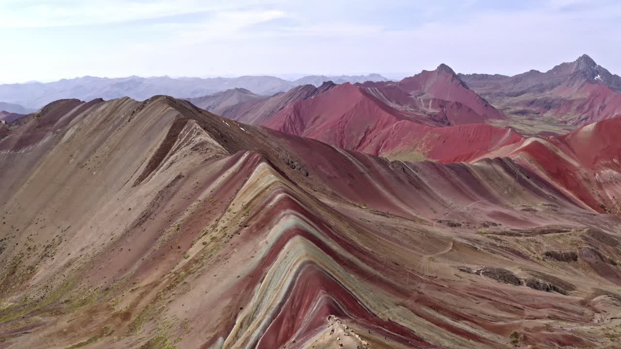 montaña psicodélica del arco iris, disparo de drone