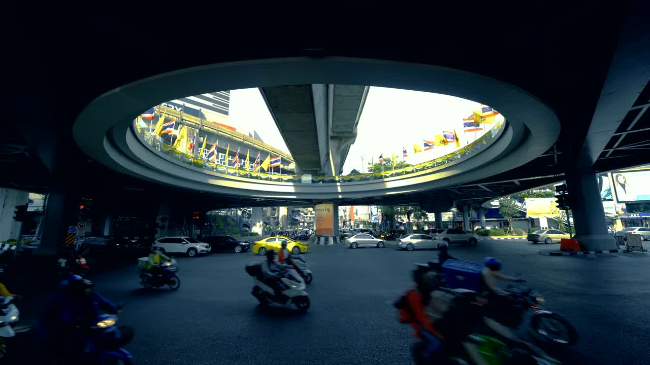 태국 방 시의 기술 교통 컨셉의 시암 지구에서 터널 교차로와 다리에서 교통체증으로 도로를 운전하는 자동차의 시간 지연.