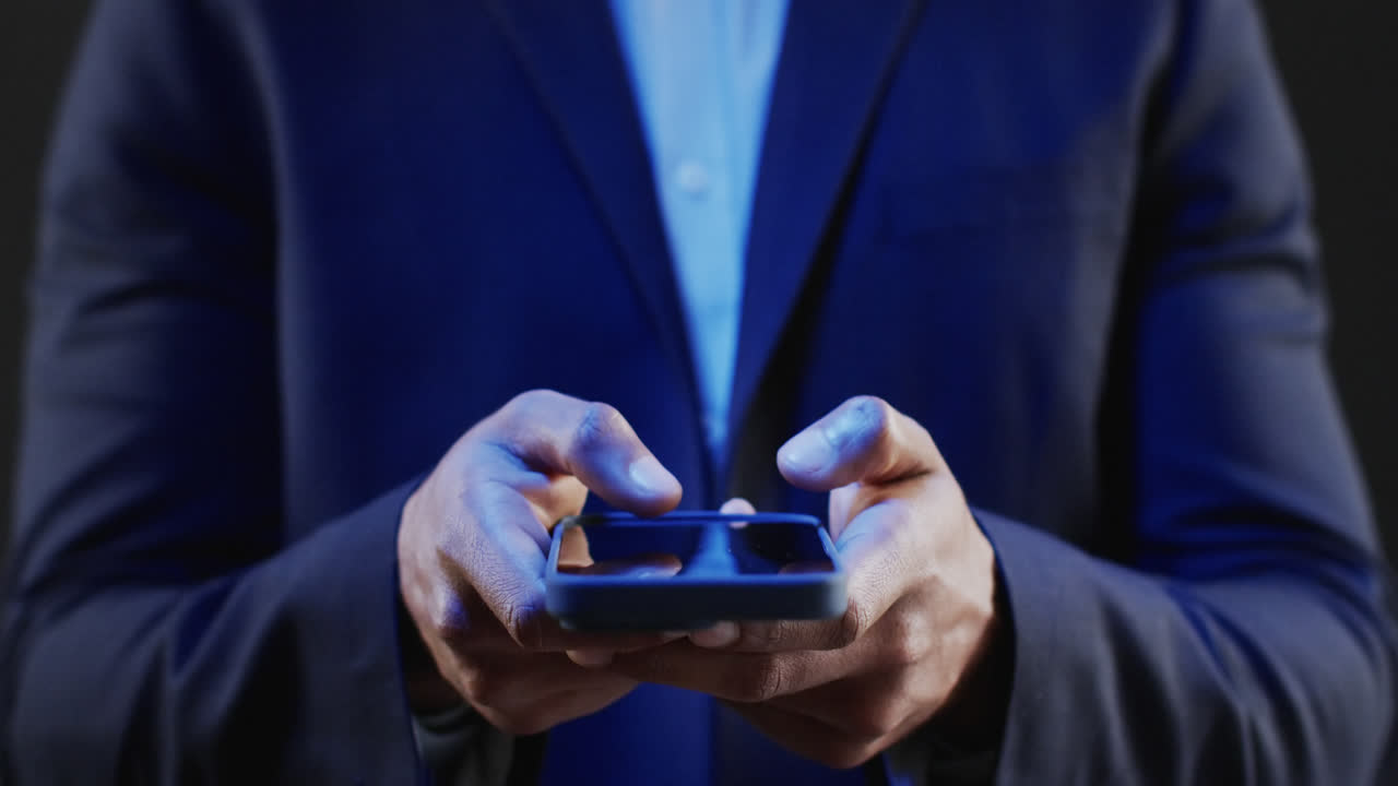 홀로그램 디스플레이와 함께 스마트폰을 사용하는 두 인종 사업가의 중간 부분의 비디오, 복사 공간