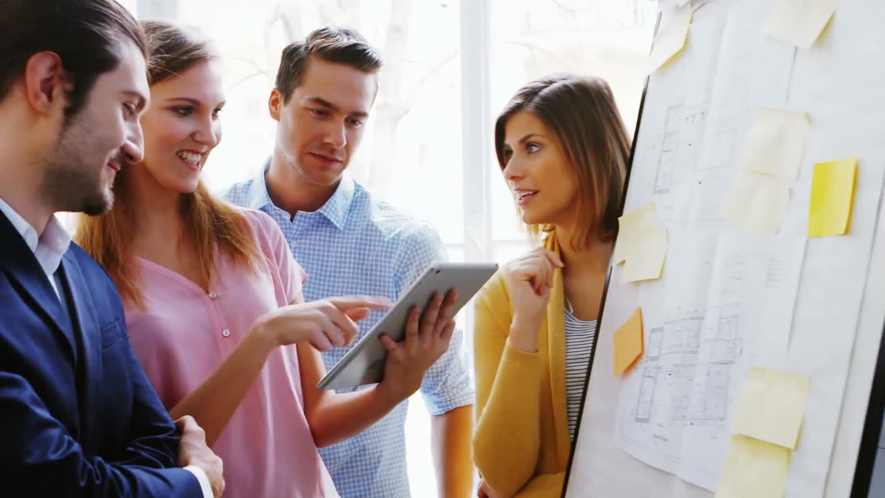 arquitecturas utilizando tableta digital mientras se discute sobre el plan