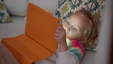 una niña jugando a los juegos de computadora