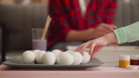 el niño alcanza los huevos la hermana mayor prepara la decoración de ebru