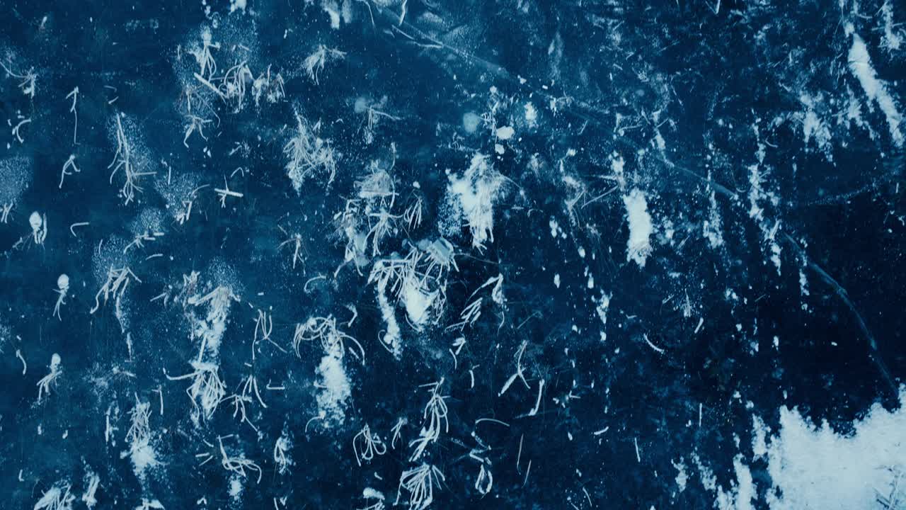 indre fosen, contea di trondelag, norvegia - il ghiacciato, lago azzurro di omundvatnet - aereo dall'alto verso il basso