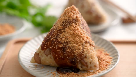 gemüsezongzi. vegetarischer reisknödel für das duanwu-drachenboot-festival.