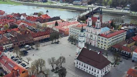 Plaza-Del-Ayuntamiento-En-El-Corazón-Del-Casco-Antiguo,-Kaunas,-Lituania