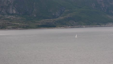 Ein-Bewölkter-Tag-Auf-Dem-Eismeer-Ist-Die-Beste-Zeit-Zum-Segeln