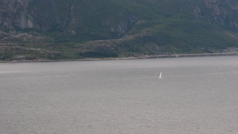 пасмурный день на ледяном море - лучшее время для морских прогулок