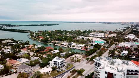 Lido-Beach-Auf-Lido-Key,-Der-über-Hochhäuser-In-Der-Nähe-Von-Sarasota,-Florida,-Fliegt