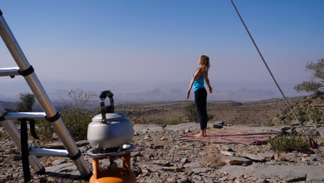 chica viajera occidental practicando yoga al aire libre en omán, diferentes poses en otros clips disponibles