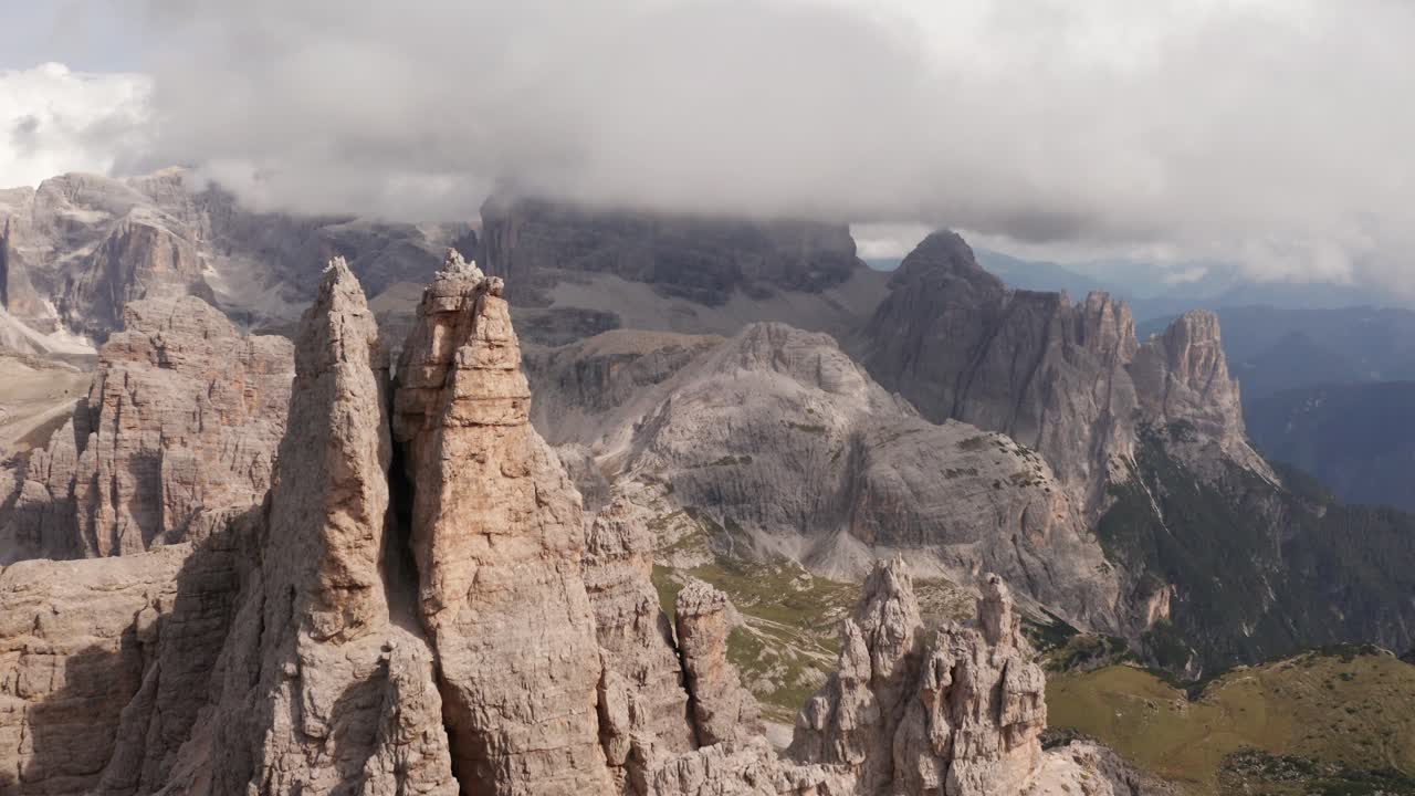 antena moviéndose sobre las montañas tre cime di lavaredo con nubes bajas