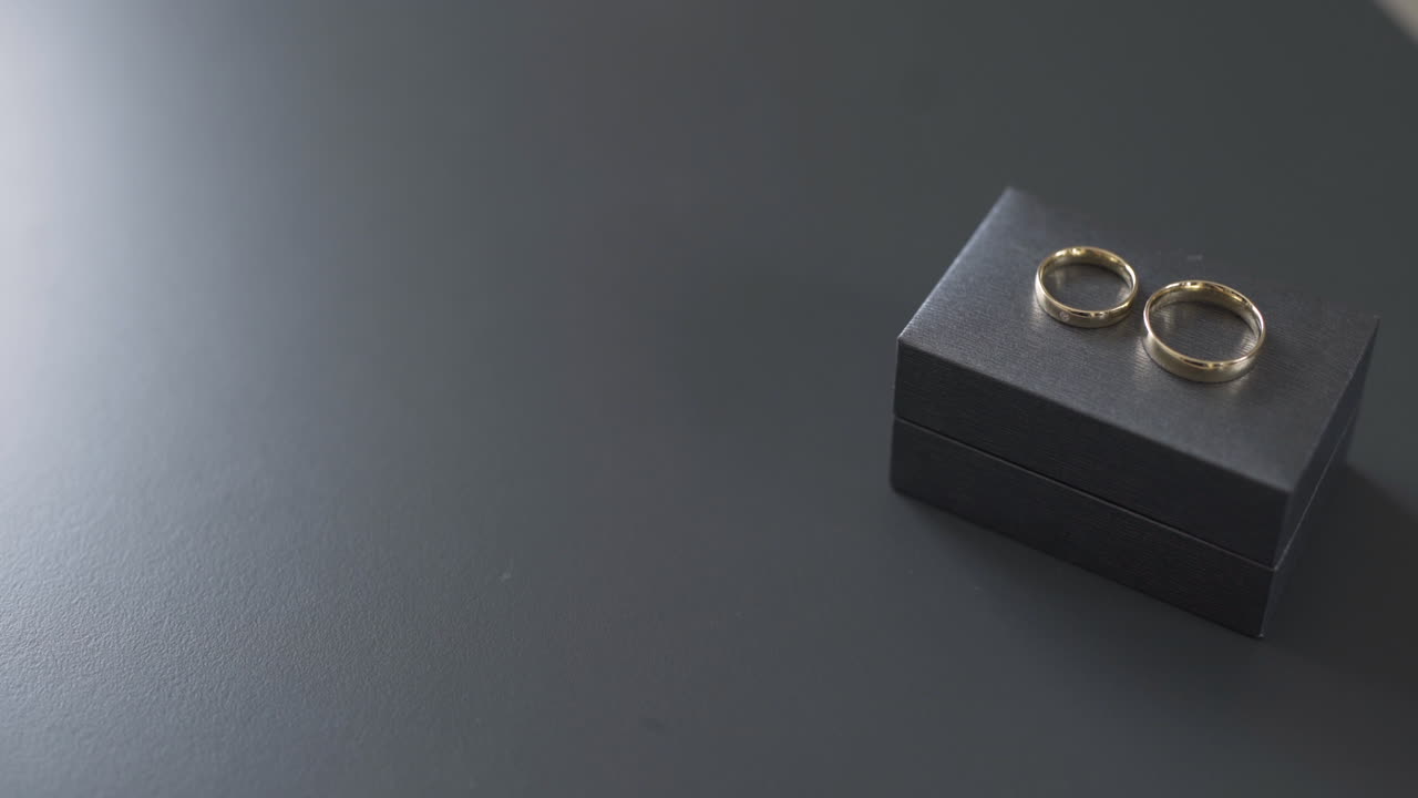 婚戒指在盒子裡 婚戒