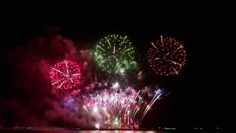 Loop-seamless-of-real-fireworks-background-with-bokeh-lights-in-the-night-sky