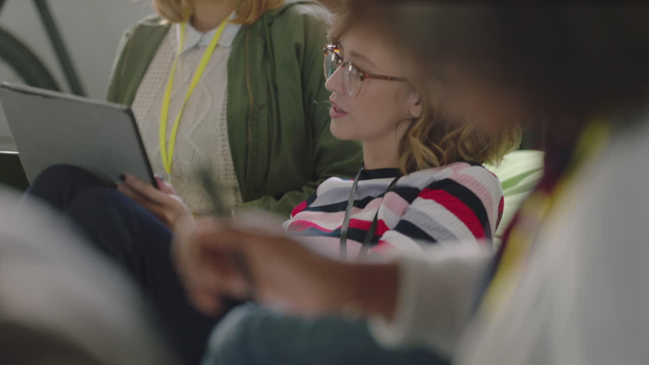 un grupo joven de estudiantes de negocios estudian juntos usando una tableta digital trabajando en un proyecto de lluvia de ideas compartiendo ideas relajándose en una oficina multiétnica