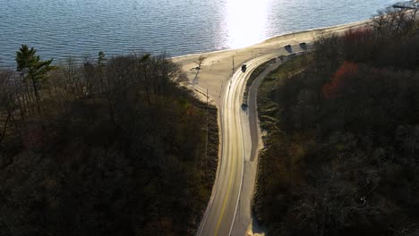 Blick-Auf-Die-Strandstraße-Entlang-Des-Seeufers-Während-Der-Goldenen-Stunde