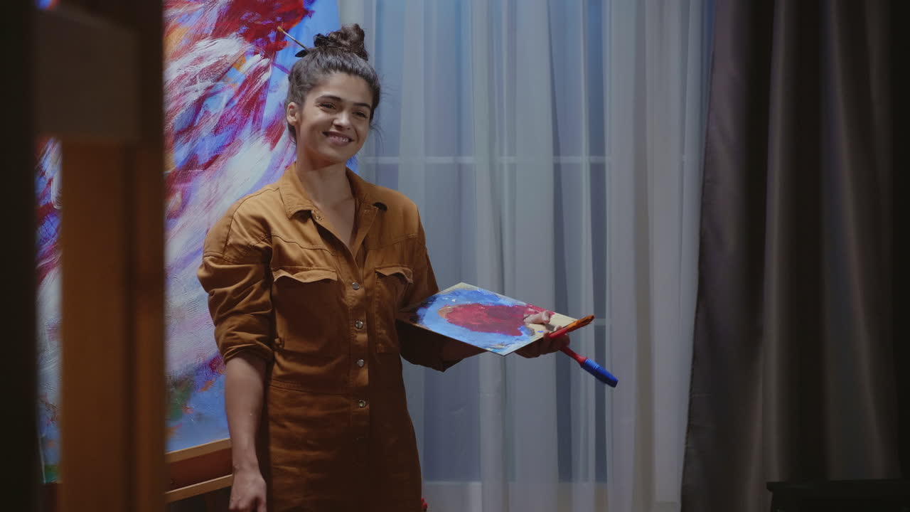 즐거운 여성 화가