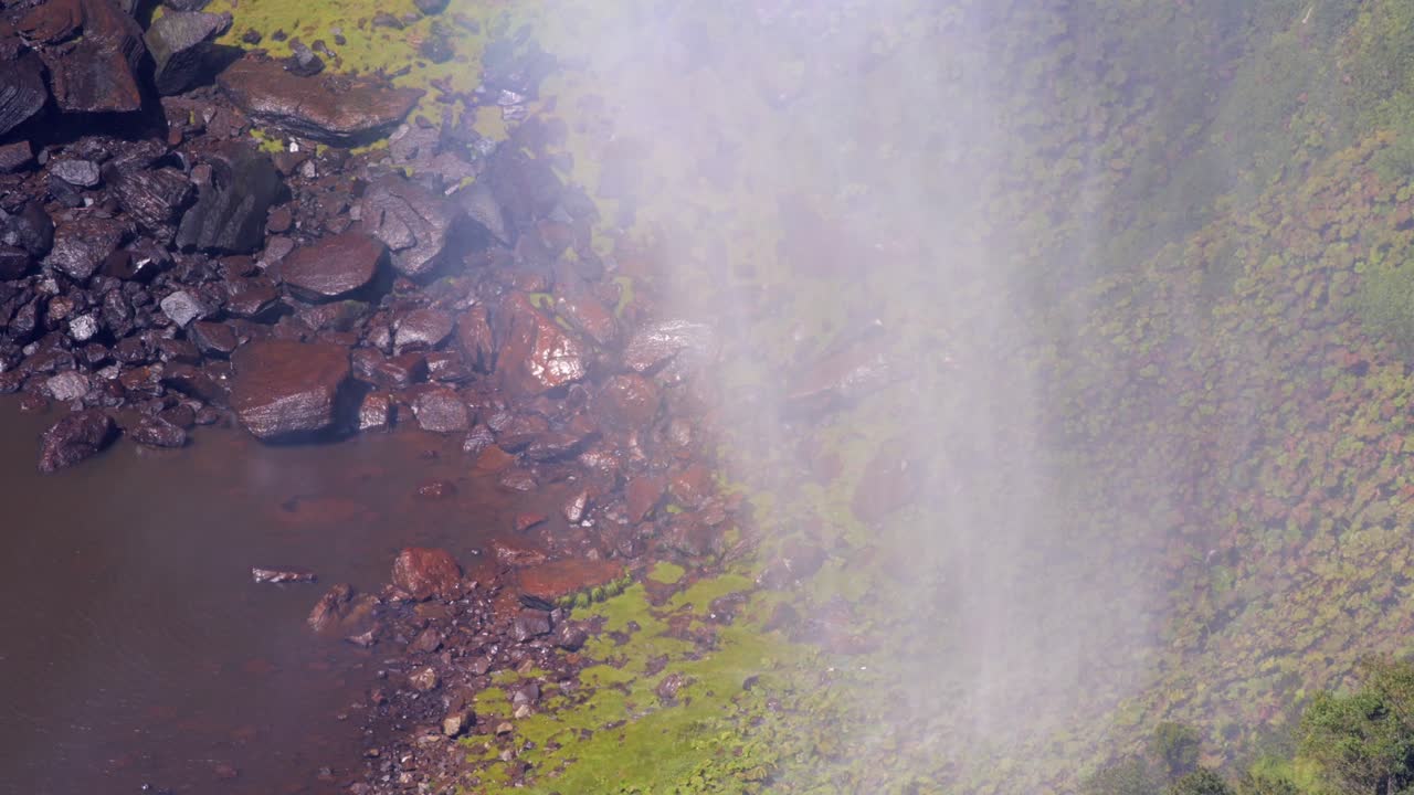 parque nacional chapada dos guimarães, mato grosso, brasil - una escena tranquila con cascadas de niebla en el cachoeira véu da noiva - de cerca
