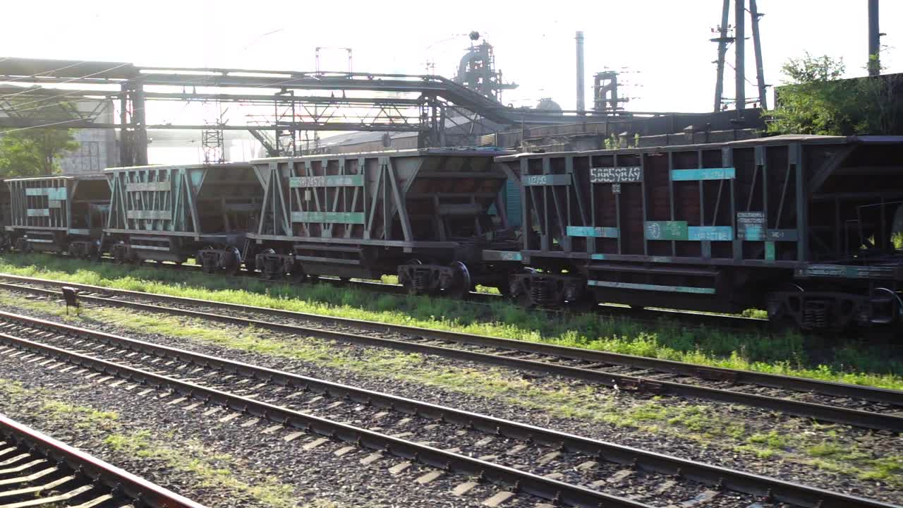 Vagone merci di un treno ferroviario. Ripresa in movimento