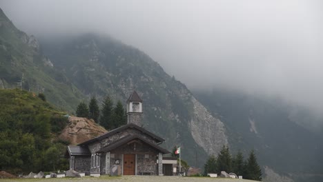 Grabación-De-Video-En-Tiempo-Real-De-Una-Iglesia-Cubierta-Por-Las-Nubes-De-Los-Prealpes-Italianos