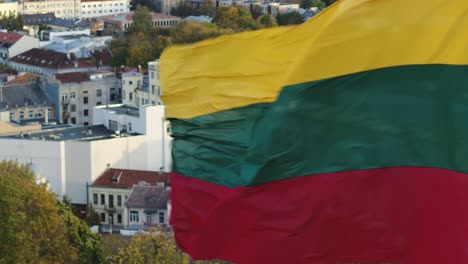 Litauen-Flagge-Weht-Im-Wind