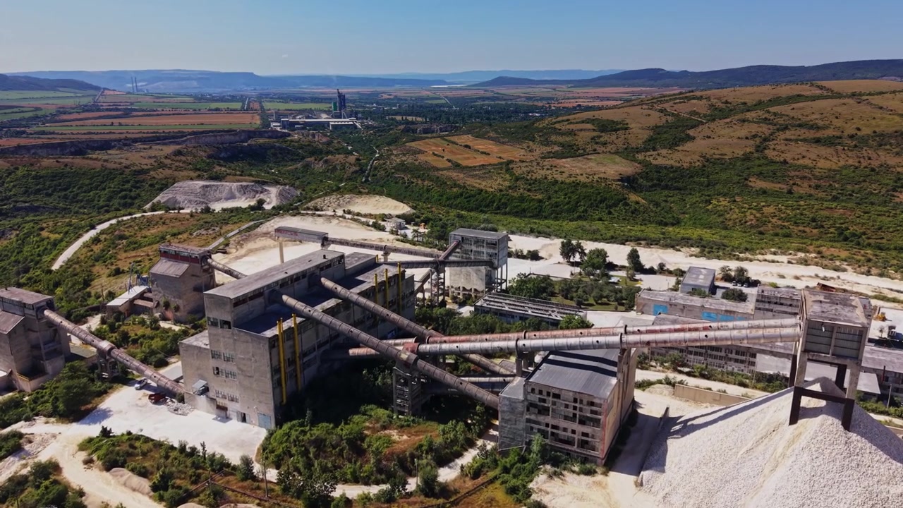 Sito industriale con edifici di lavorazione e materie prime