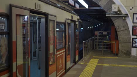 tren del metro en la plataforma de la estación