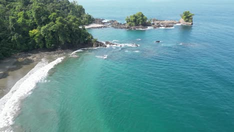 Malerischer-Weißer-Sandstrand-Mit-Dschungelkulisse-Und-Türkisfarbenem-Wasser-Im-Utría-Nationalpark-Im-Departement-Chocó-An-Der-Pazifikküste-Kolumbiens