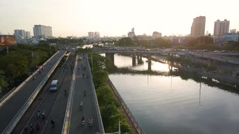 Motorräder-Fahren-Am-Nachmittag-Bei-Sonnenuntergang-In-Vietnam-Auf-Der-Brücke