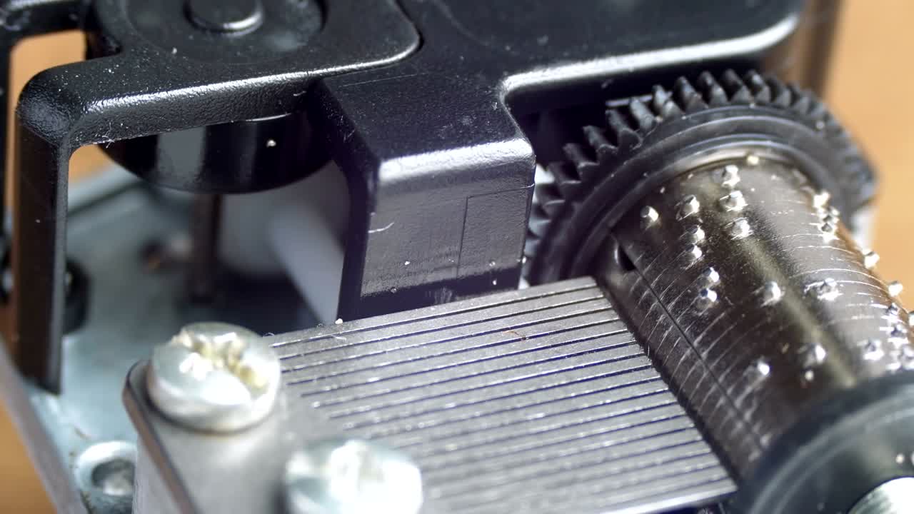 음악 상자 메커니즘이 회전합니다.