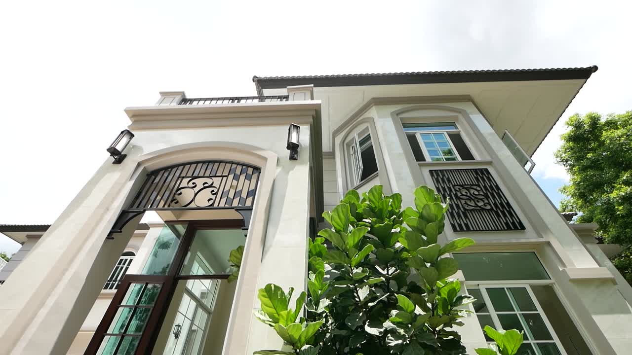 design exterior de mansão de luxo moderna