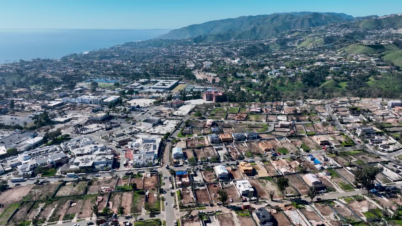 Distruzione e rovine lasciate nelle strade dall'incendio di Palisades a Los Angeles, California. Ripresa aerea.