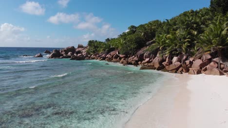 vista aérea de las playas blancas y aguas turquesas en anse coco, petit anse y grand anse en la digue, una isla de las seychelles
