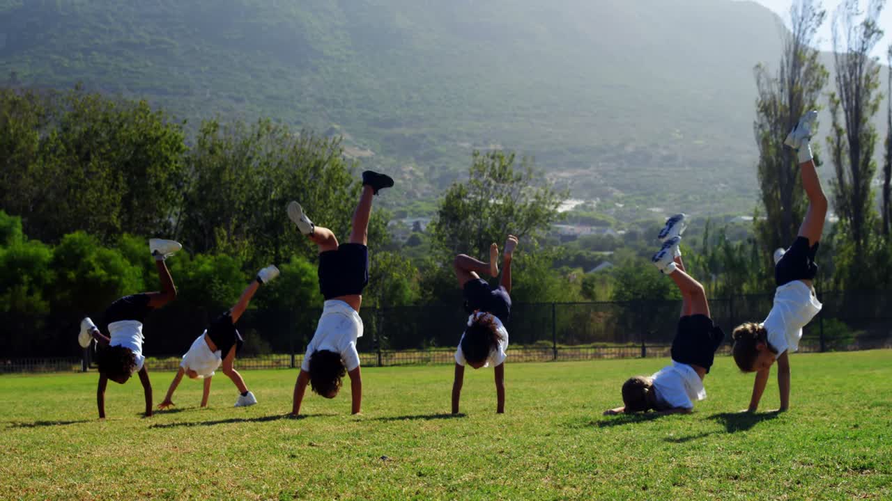 경주 도중 카트  ⁇  을 하는 어린이 들