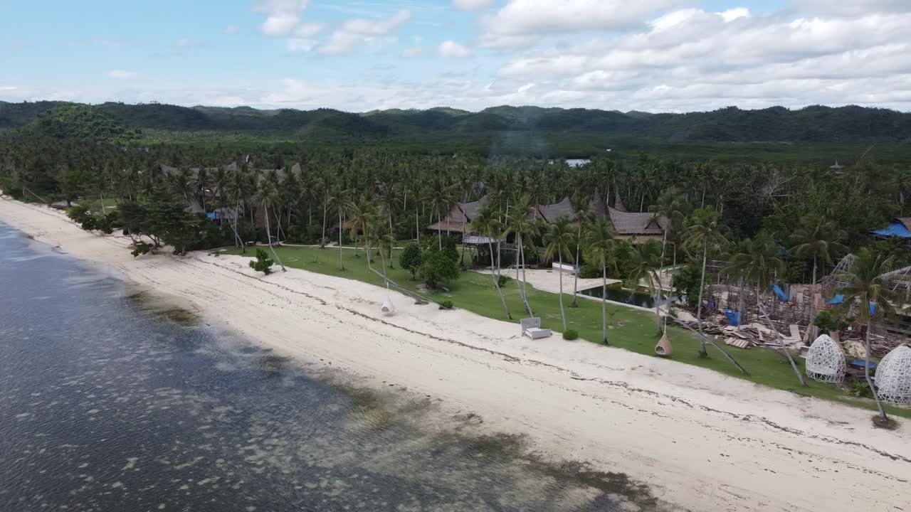 trabajo de construcción de instalaciones y cabañas tradicionales en el complejo tropical de playa de nay palad, siargao