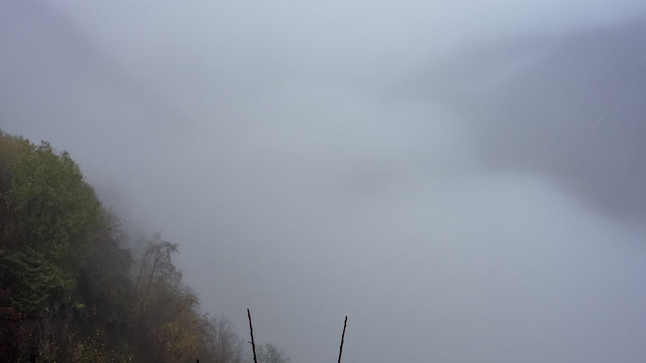 노르웨이의 게이랑에르 오르네스빙겐 관점에서 움직이는 흰 구름의 시간 경과