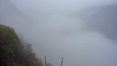 Zeitraffer-Weißer-Wolkenwolken,-Die-Sich-Am-Aussichtspunkt-Geiranger-Ornesvingen-In-Norwegen-Bewegen