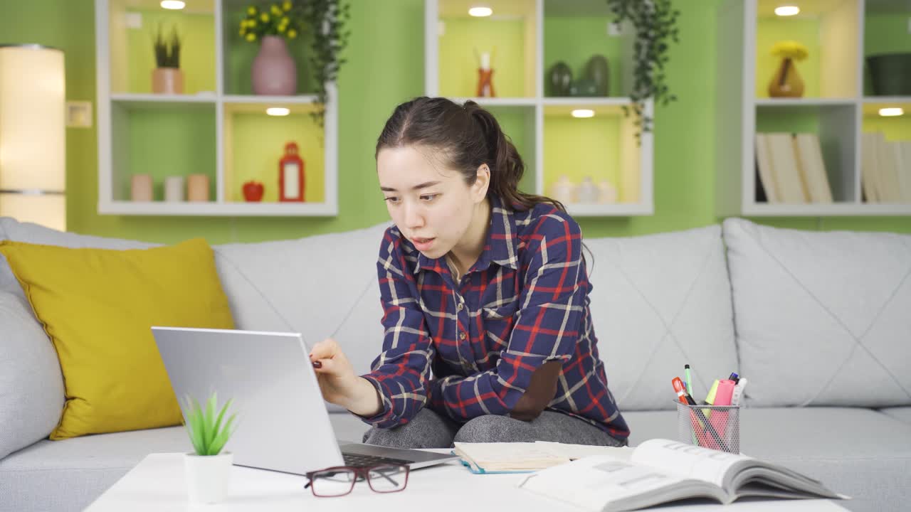 높은 집중력을 가진 성공적인 아시아 젊은 여성.