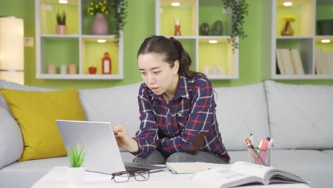 높은 집중력을 가진 성공적인 아시아 젊은 여성.