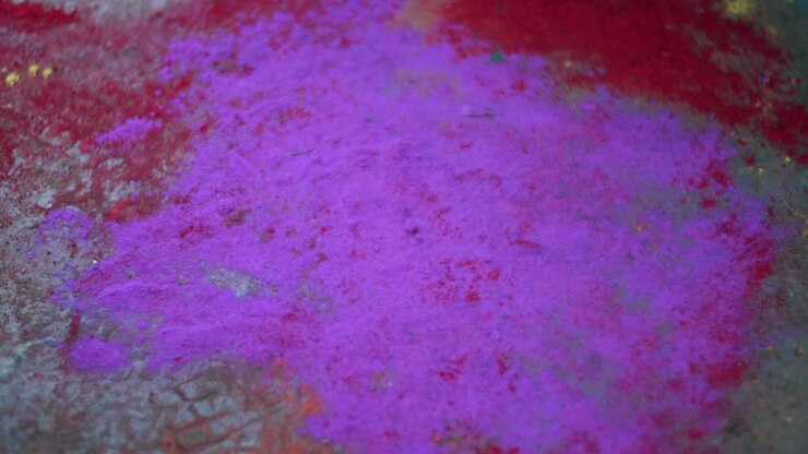 Primo piano di donne indiane con il viso imbrattato di vivaci colori Holi