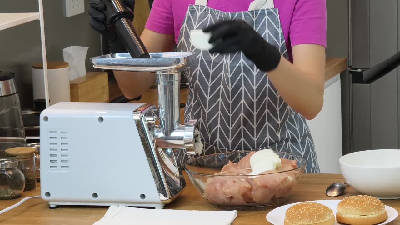 Preparazione di pollo macinato per hamburger