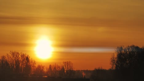 amanecer dorado en el cielo