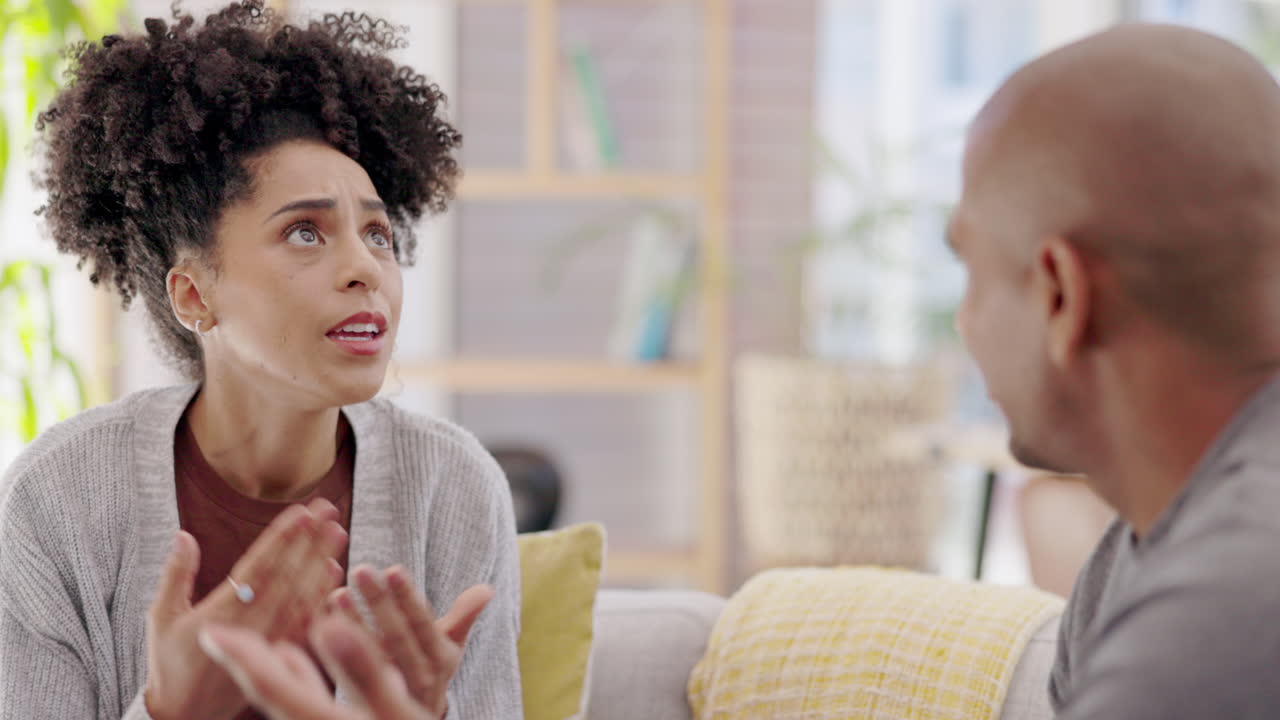 pareja, divorcio y pelea en conflicto en el sofá