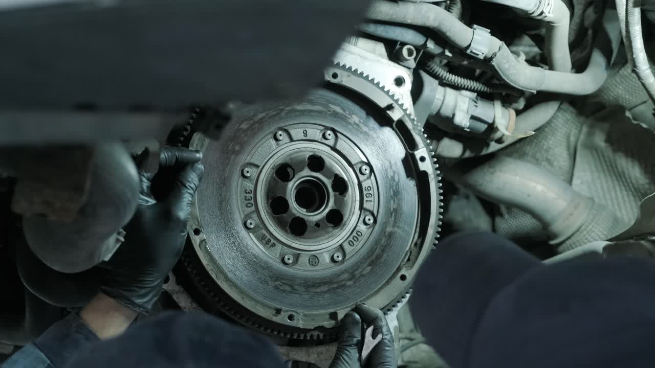 смена и ремонт сцепления, приводной оси. работа под поднятой машиной