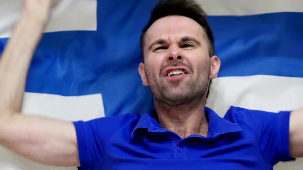 핀란드 팬이 핀란드 발을 들고 축하하는 느린 동작, 4k, 고품질