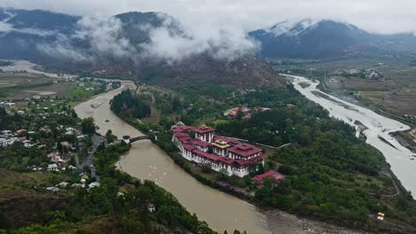 imponente arquitectura punakha dzong en las montañas del himalaya en bután, asia del sur