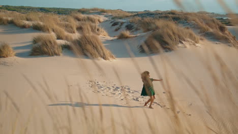 Anmutiger-Tanz-Des-Mädchens-In-Der-Sandwüste-An-Einem-Windigen-Sommerabend.-Frau-Tritt-In-Den-Dünen-Auf.