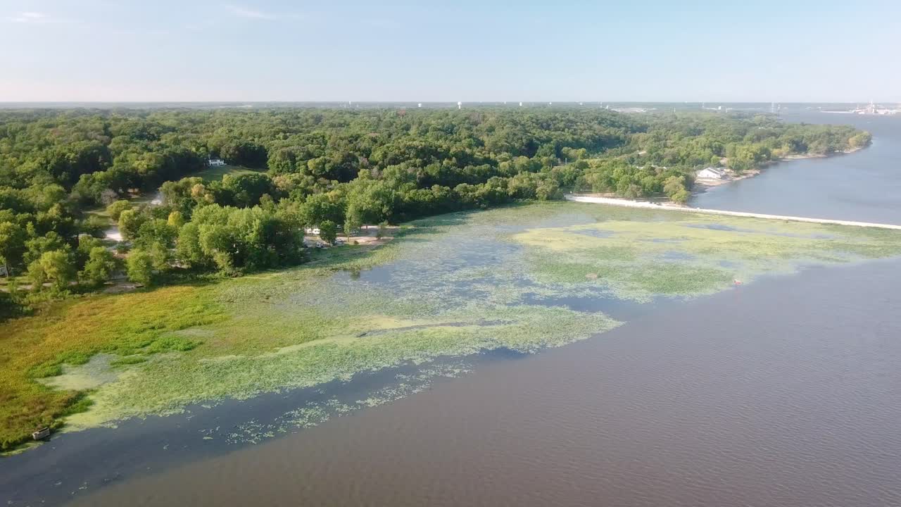 Vista aerea panoramica di lanca e argine presso la Chiusa e Diga 14 sul fiume Mississippi vicino a LeClair, Iowa.