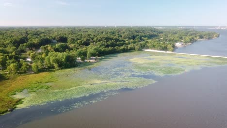 Panoramablick-Aus-Der-Luft-Auf-Stauwasser-Und-Deich-An-Der-Schleuse-Und-Am-Damm-14-Am-Mississippi-River-In-Der-Nähe-Von-Leclair-Iowa