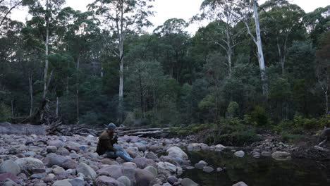 Ein-Buschmann,-Der-An-Einem-Fluss-Im-Australischen-Busch-Eine-Pfeife-Raucht