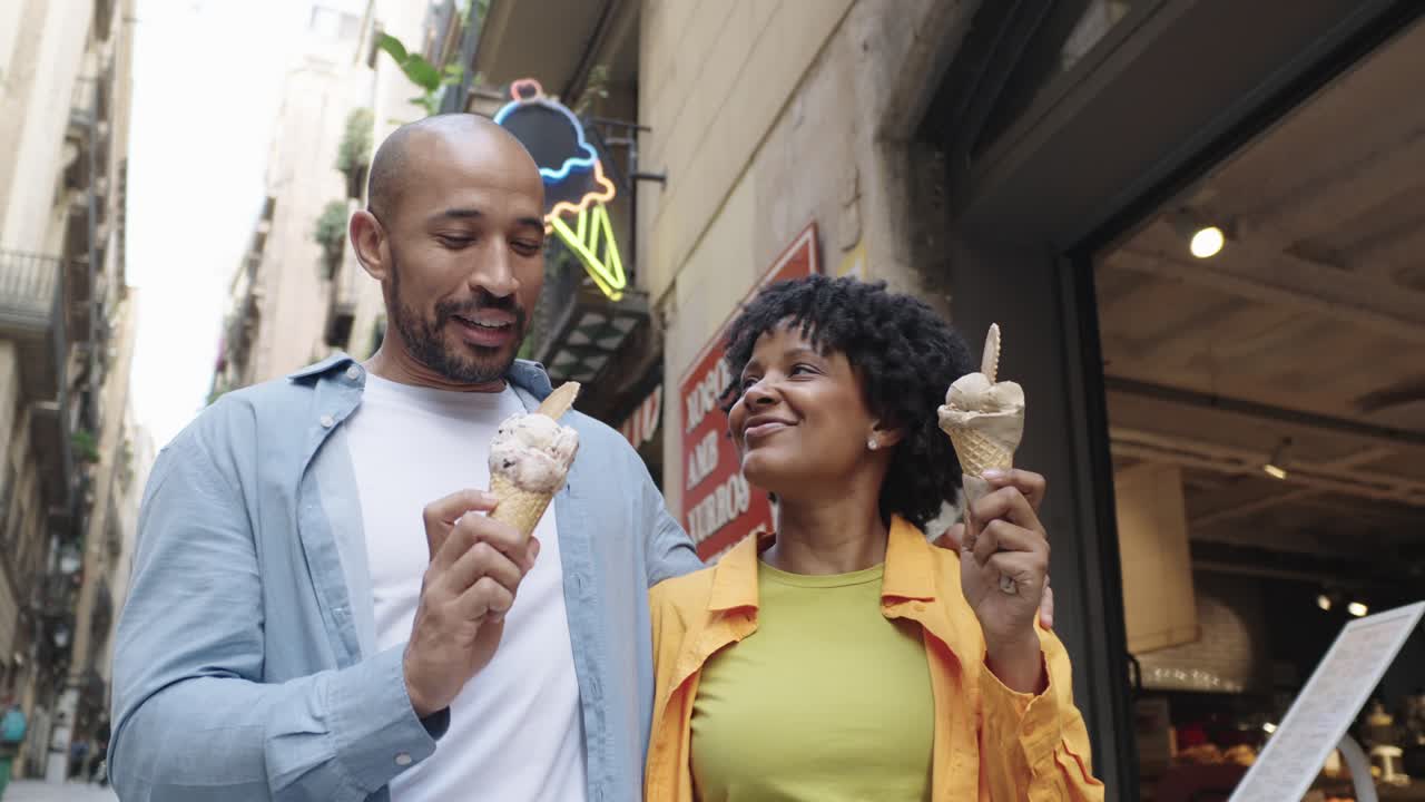 Coppia che mangia un gelato insieme