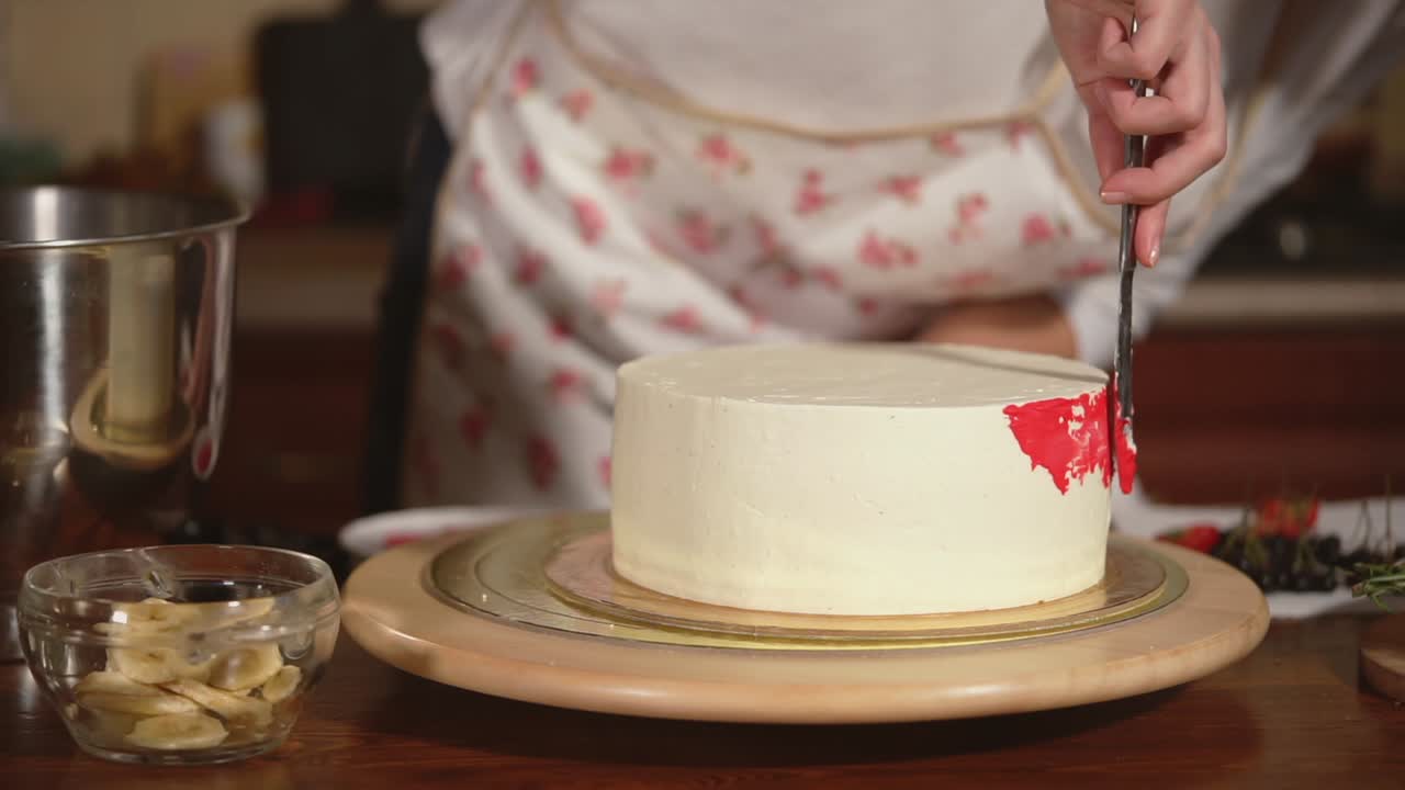 Donna che decora una bellissima torta